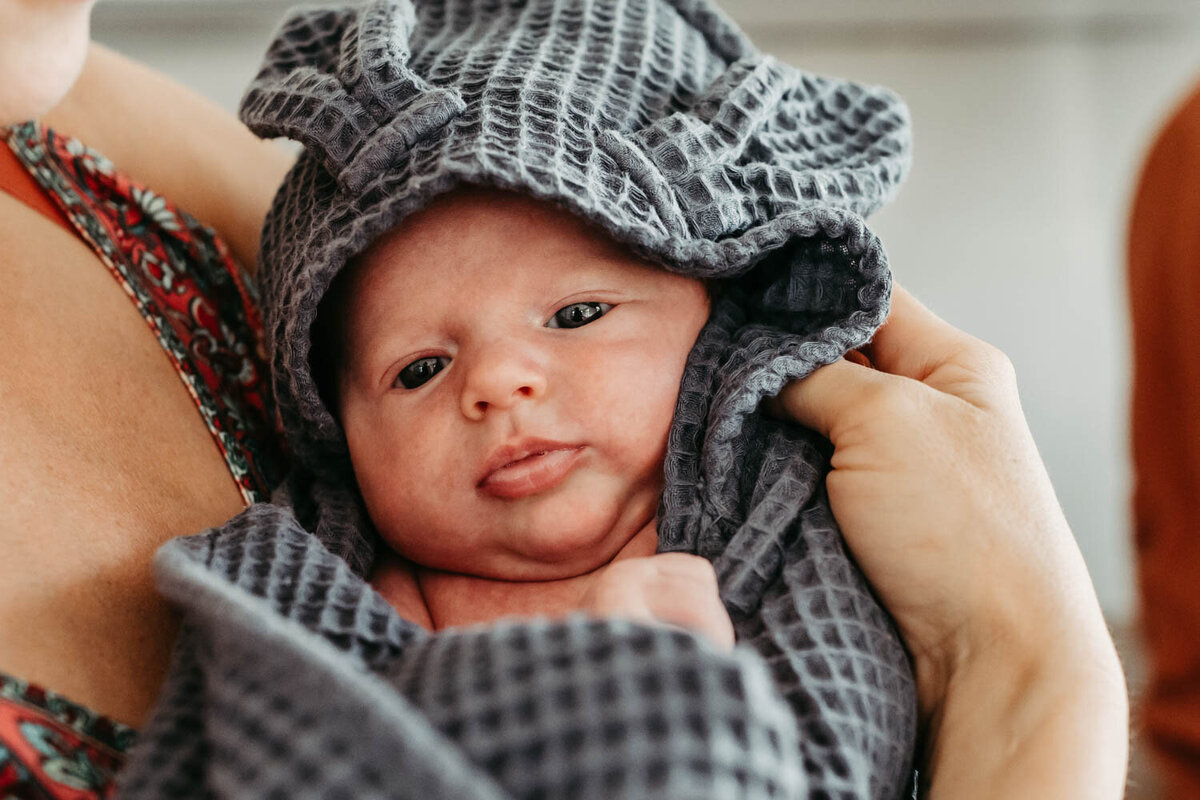 Lifestyle-newborn-foceni-doma_rodinna-fotografka-Praha-vychod_Karolina-Ticha-51
