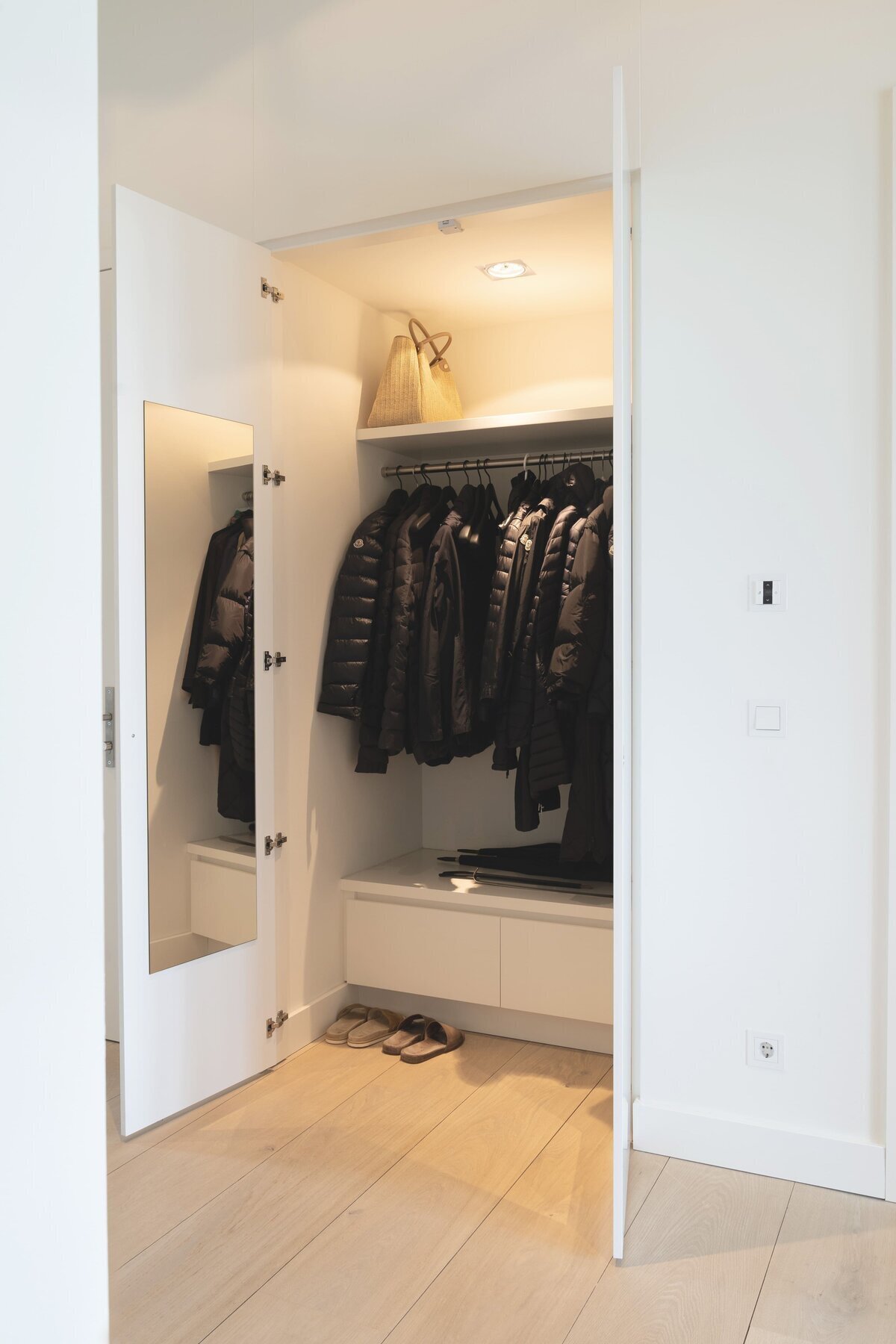 Von-Dach-bis-Keller-Garderobe-beleutet-innen