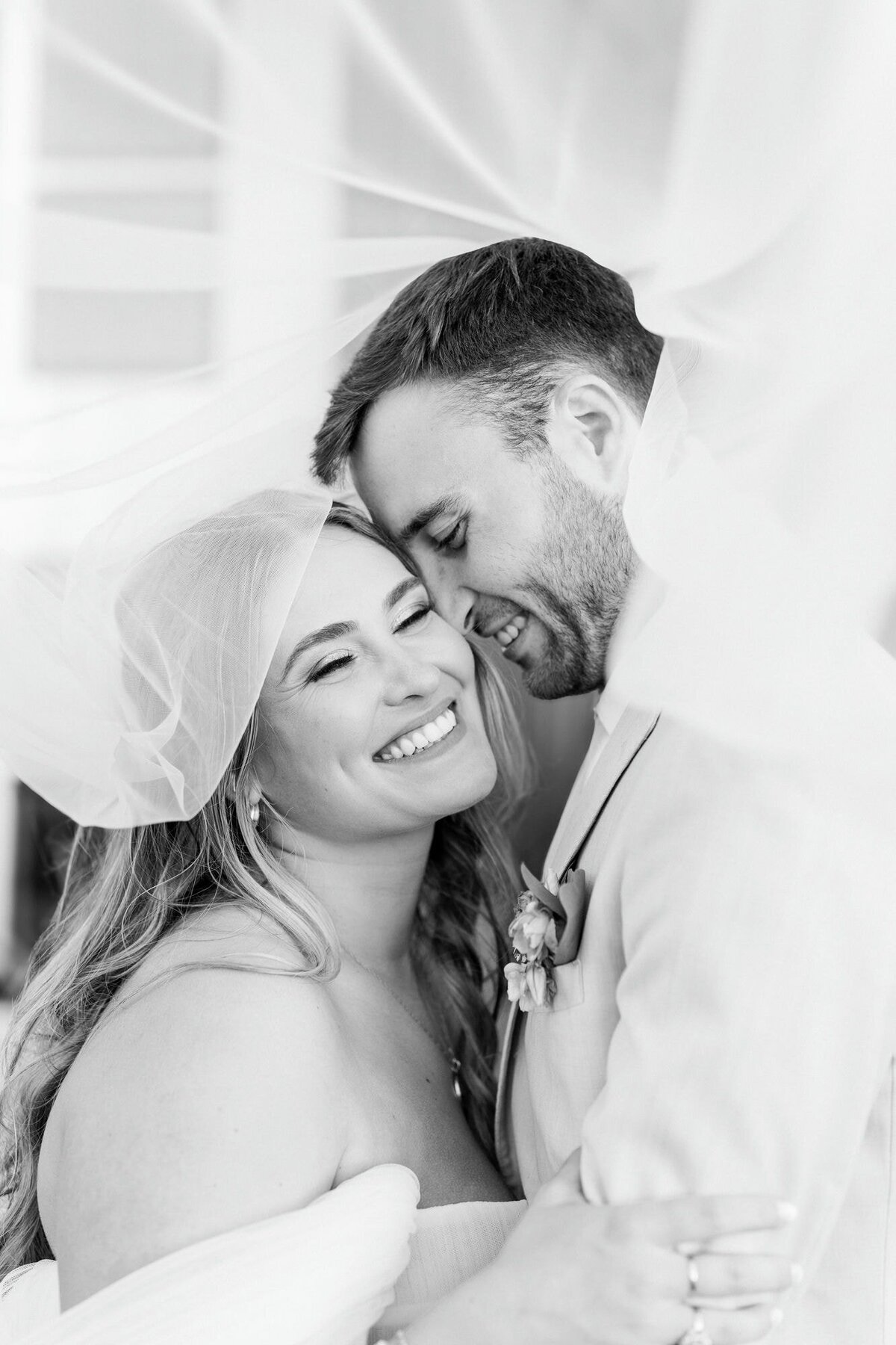 Couple-Under-Veil-Close-Up-2