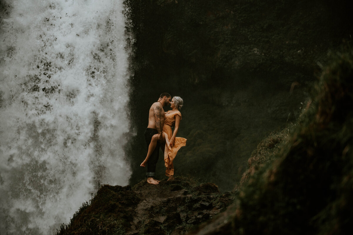 sahalie-falls-oregon-engagement-elopement-photographer-central-waterfall-bend-forest-old-growth-7437
