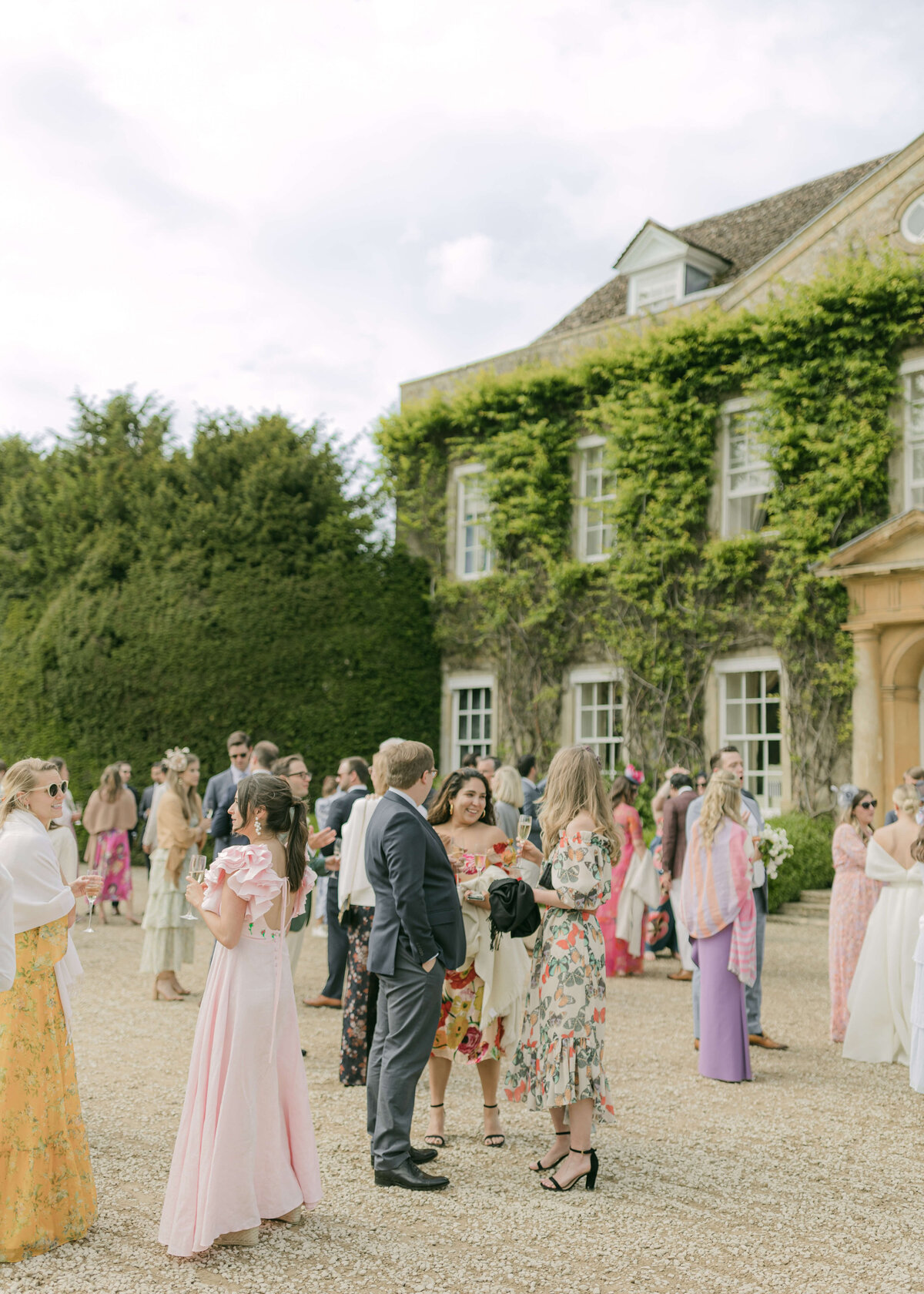chloe-winstanley-weddings-cotswolds-cornwell-manor-drinks-reception-guests