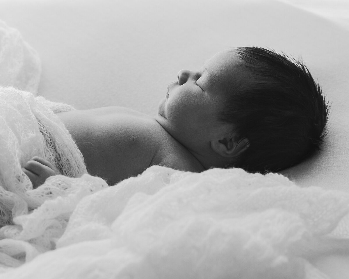 black-and-white-Lifestyle-newborn-photography-baby-portrait-by-daisy-rey-in-new-jersey