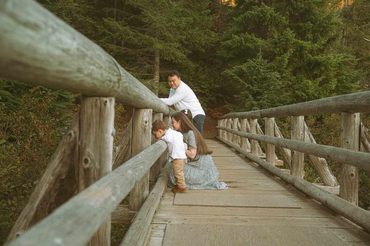 family-photos-gold-creek-pond