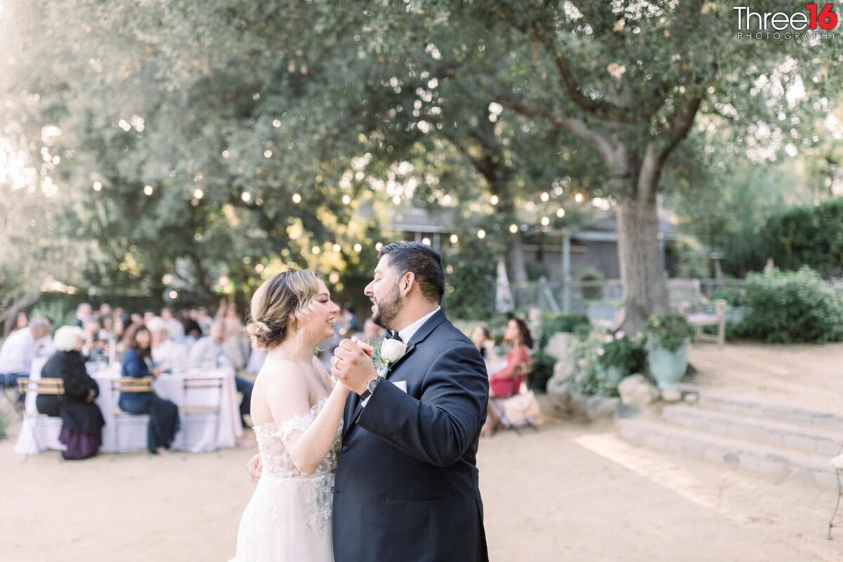 First slow dance between Bride and Groom