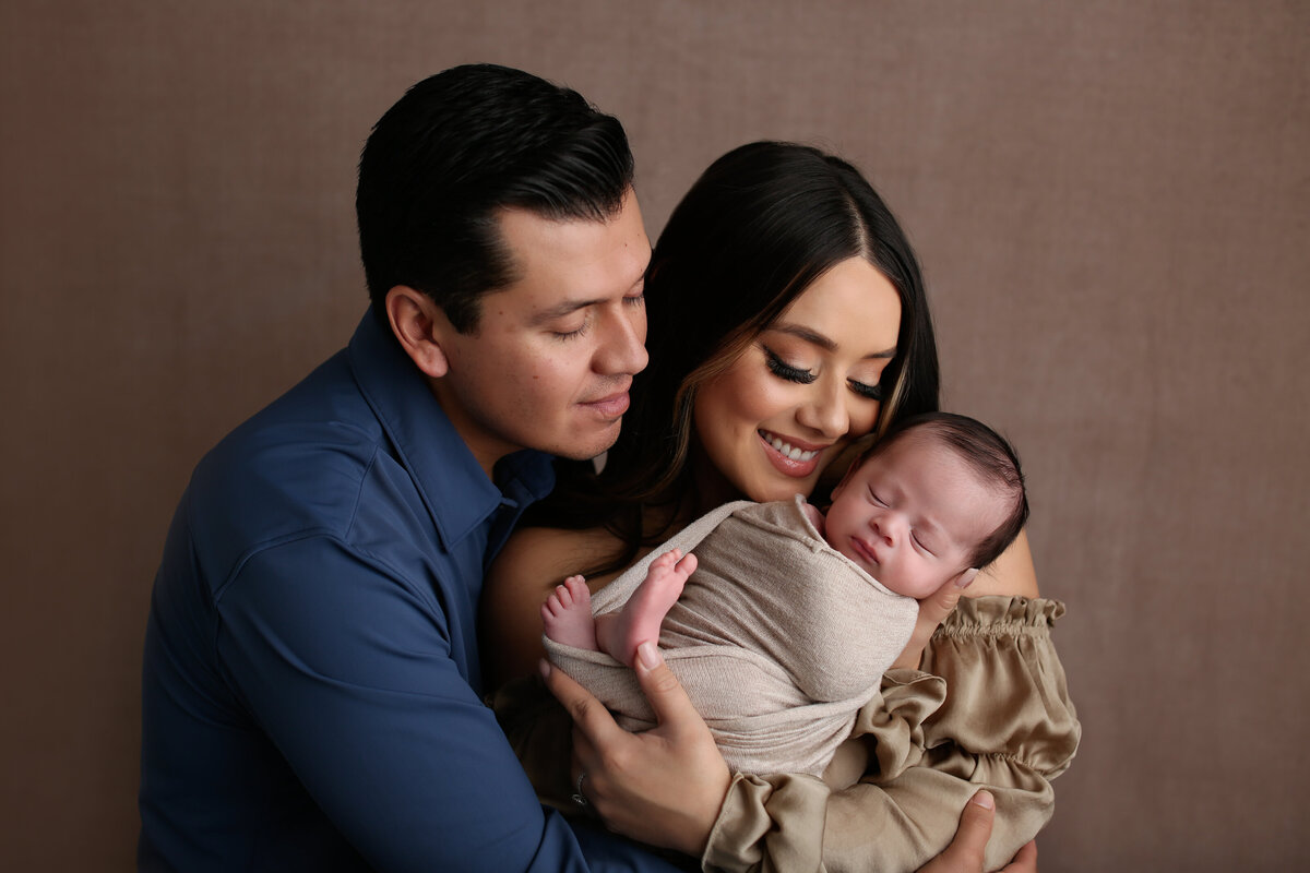 inland_empire_newborn_photographer_parents_with_baby_boy