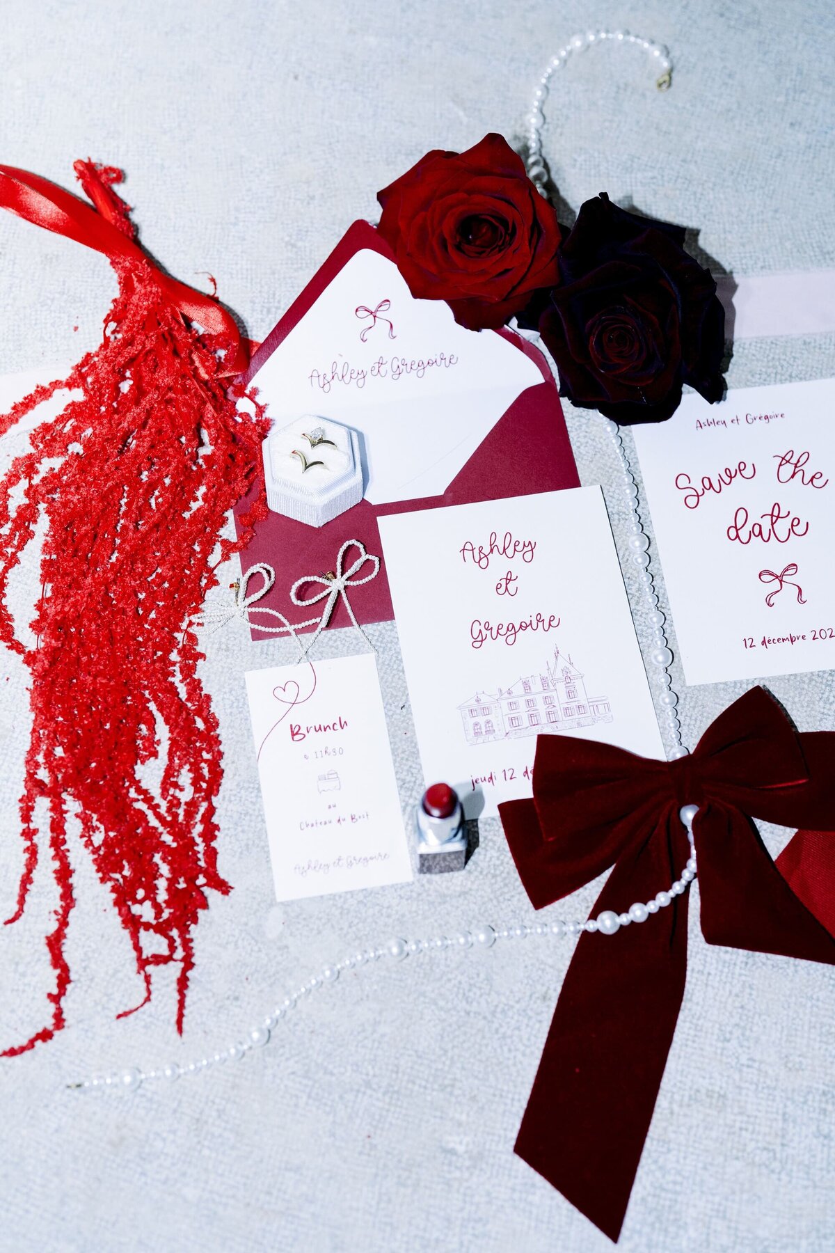 flatlays-papeterie-et-accessoires-mariage-rouge-et-vintage