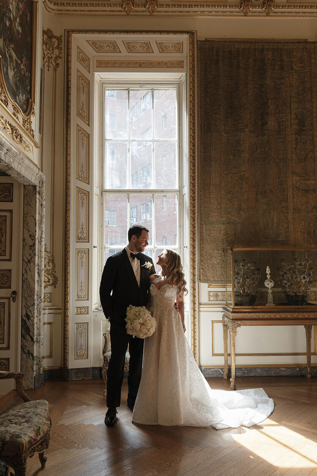 hannah-sam-springvale-floral-larz-anderson-house-couples-portrait