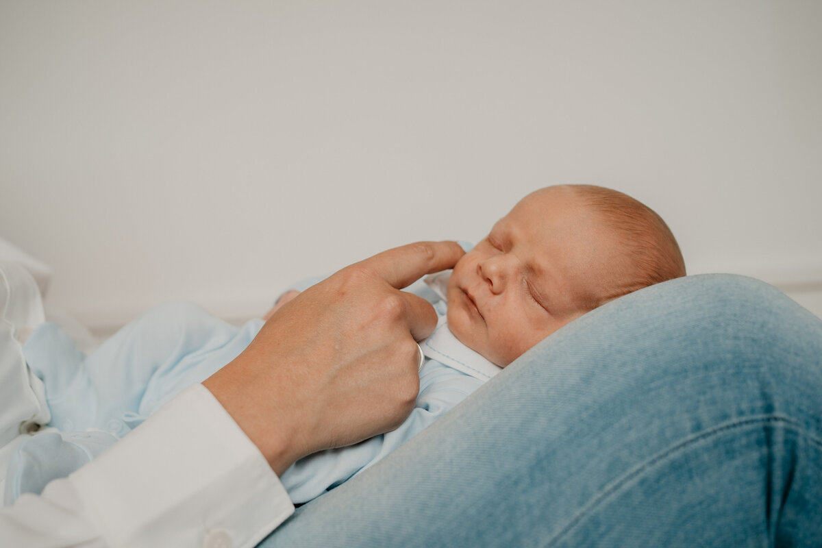 Newbornshoot door Leukfotografie in Amsterdam, Zaandam, Landsmeer, Oostzaan en Purmerend – zachte, liefdevolle babyfoto’s-14