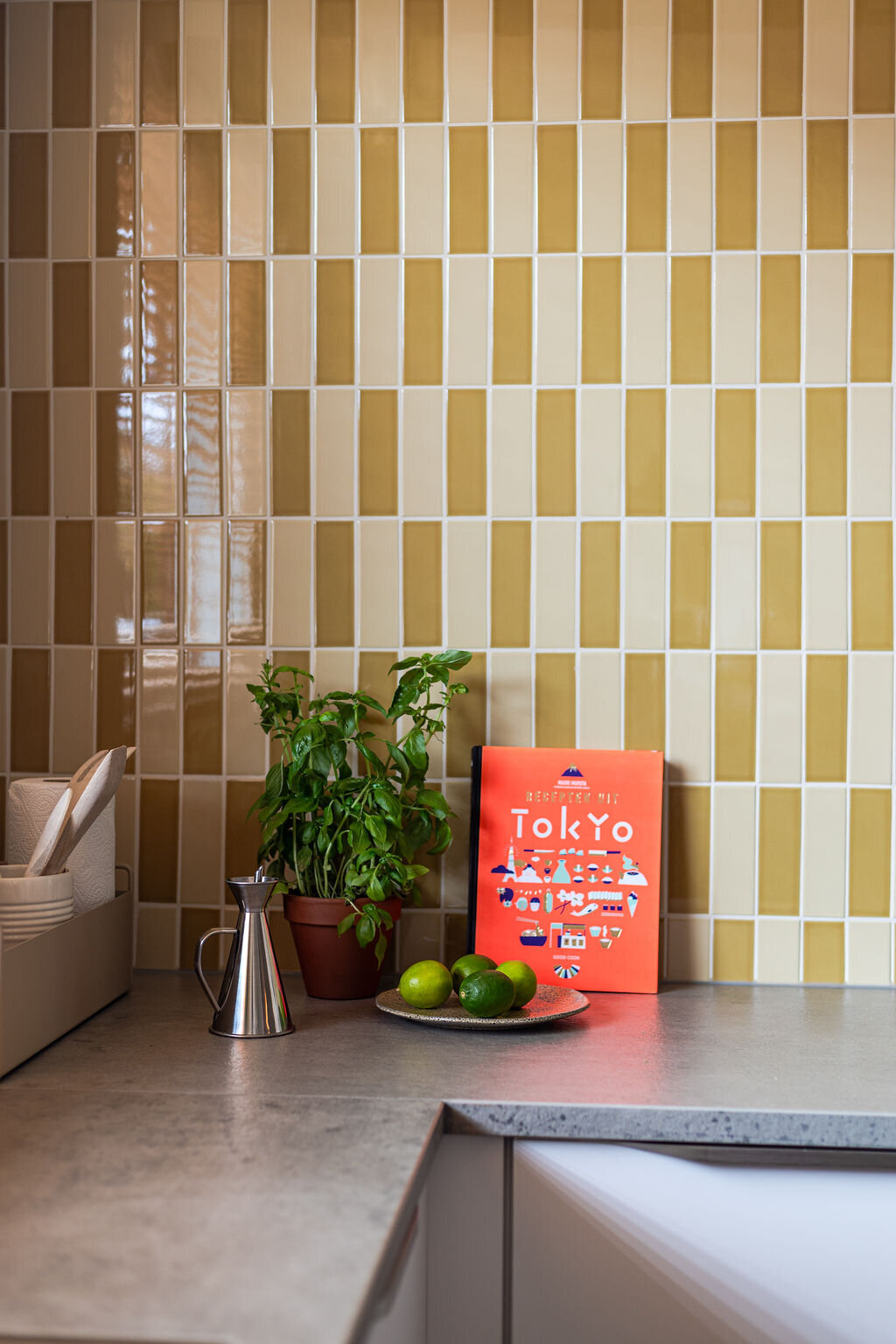 okergele wandtegels keuken