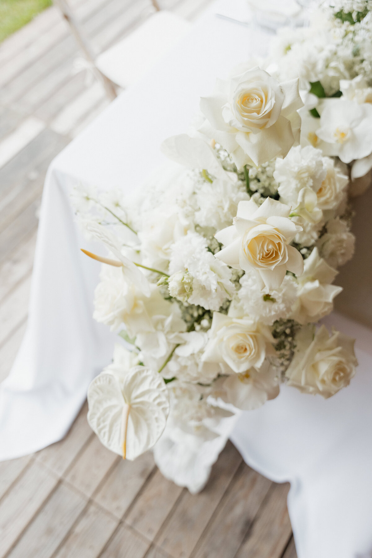 Detailfoto van bloemen op een huwelijk.
