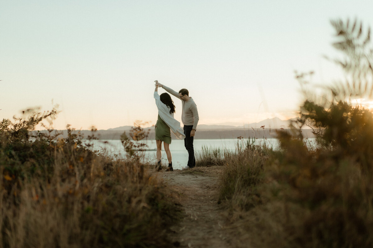 Jo-Dan-Discovery-Park-in-Seattle-Couple-Session-Amy-Law-Photography-21