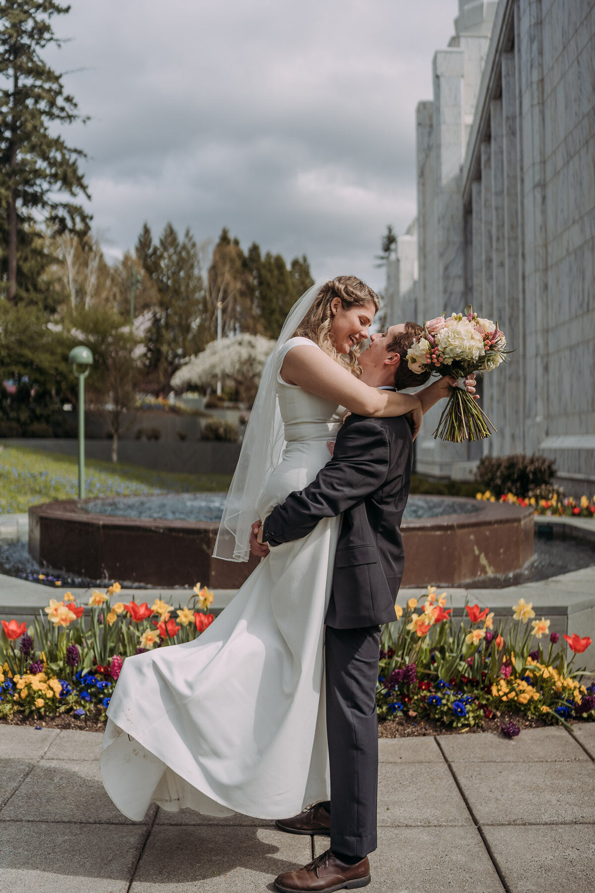 Joyce Li Photography Destination Wedding Elopement Engagement Lifestyle Portrait Photographer West Coast Seattle Washington California portlandoregontemplewedding-9