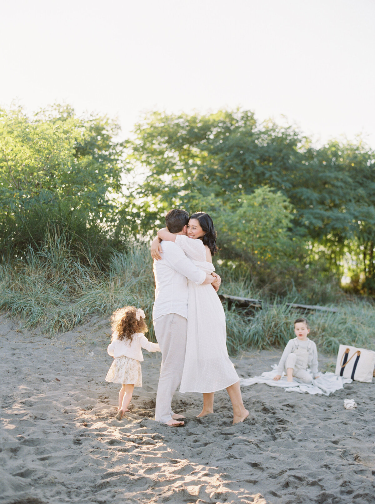 family-photos-seattle-mom-dad-hugging
