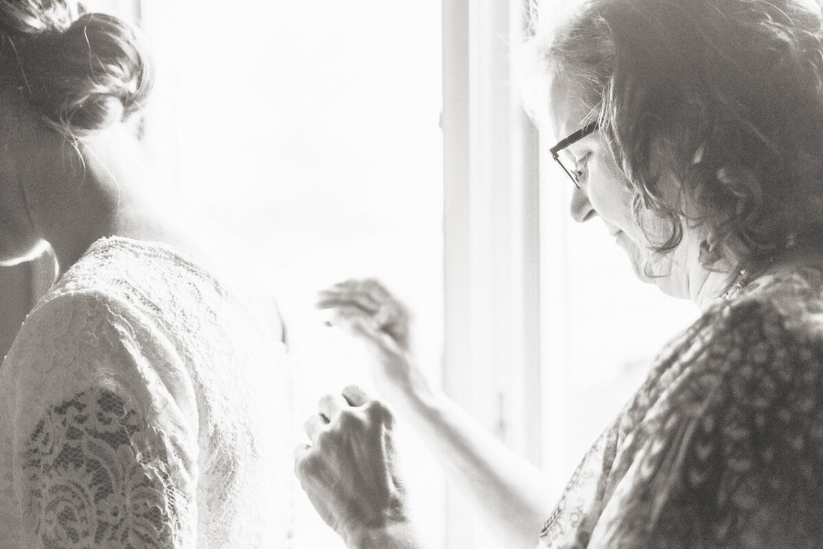 wedding getting ready | Iowa wedding photographer | Iowa Photographer | Playlife | Cedar Rapids | Iowa City | Kalona | Alaynna Ann Schwartz-21