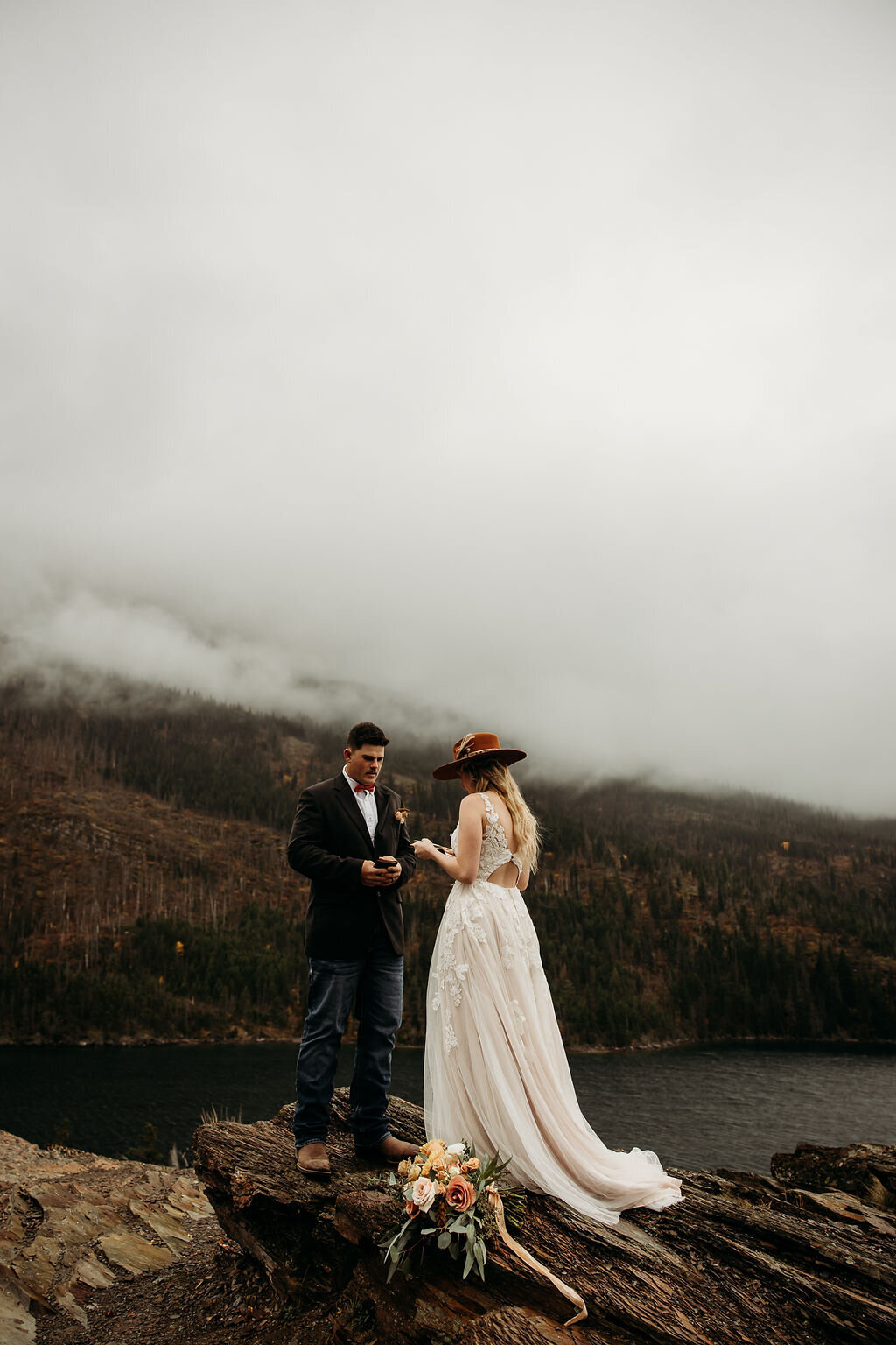 fall-elopement-fall-colors-glaciernationalparkelopement-gnp-glaciernationalparkwedding-glaciernationalparkphotographer-7