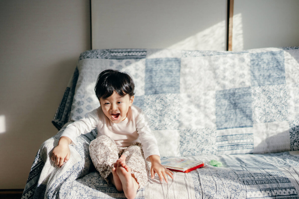 ソファではしゃぐ男の子