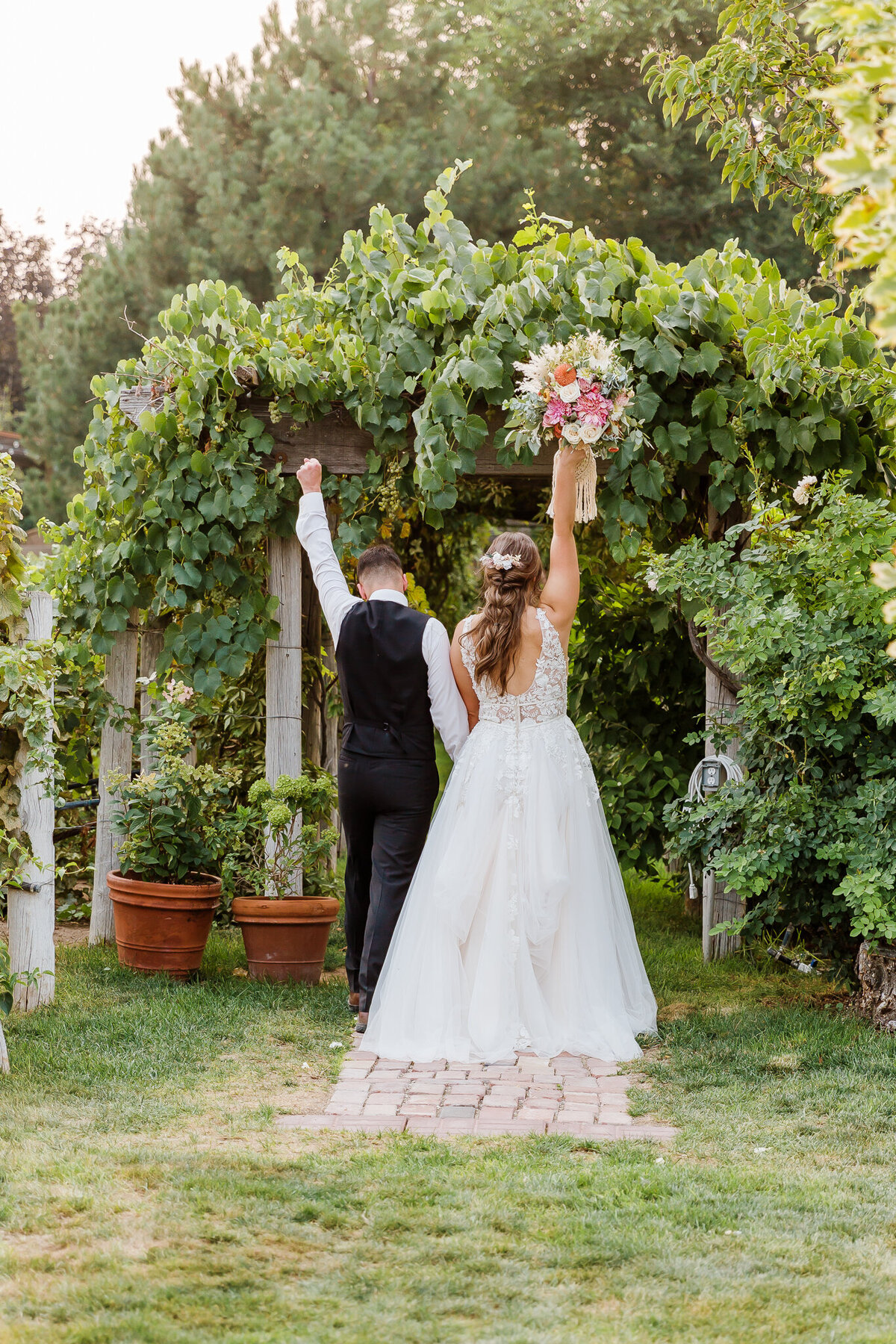 bride-and-groom-sandstone-vineyard