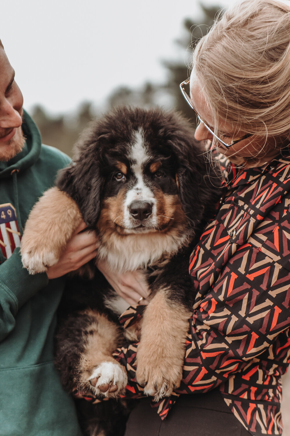 Koppel knuffelt met puppy