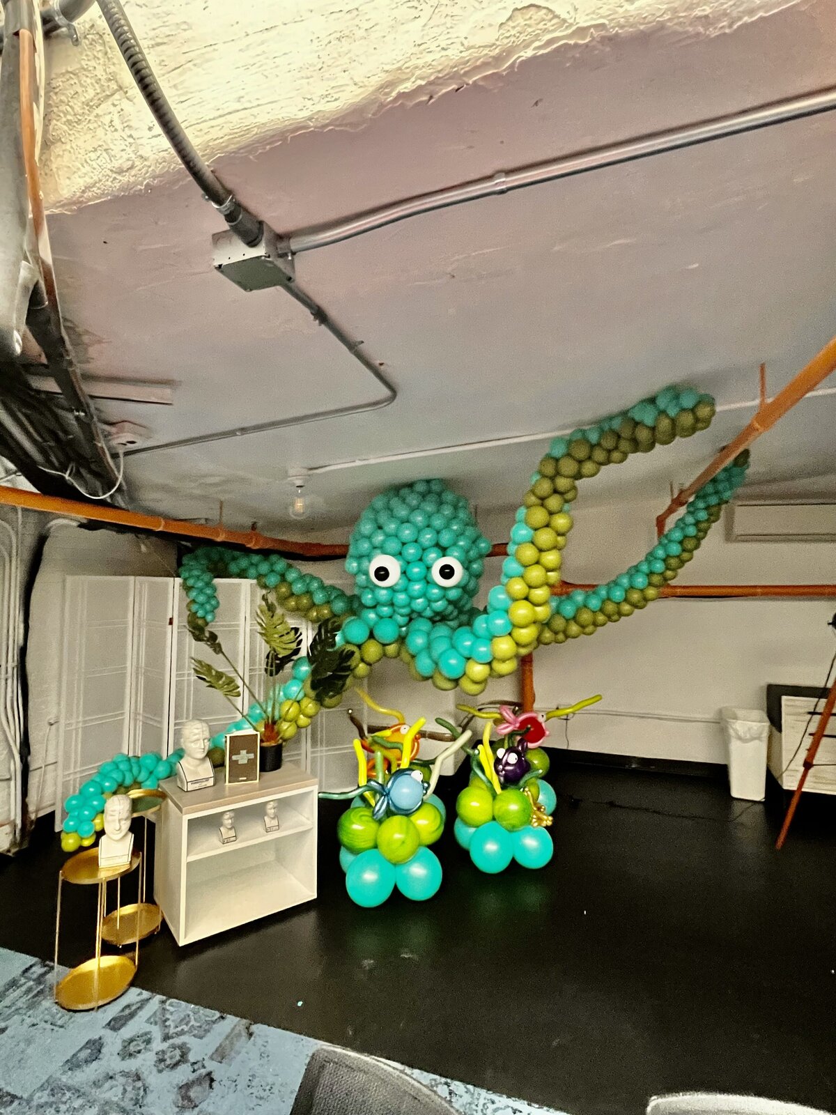 octopus balloon scultpure
