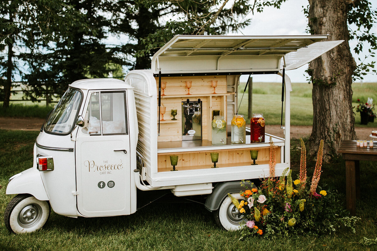 The Prosecco Cart, trendy and romantic mobile bar based in Calgary, AB. Featured on the Brontë Bride Vendor Guide.