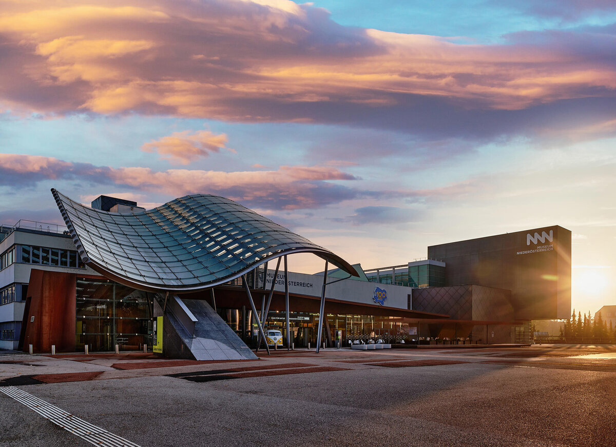 Architekturfotografie des Museums Niederösterreich im Kulturbezirk St. Pölten – ausdrucksstarke Aufnahme bei Sonnenuntergang für Kultur-, Architektur- und Tourismusprojekte in Österreich