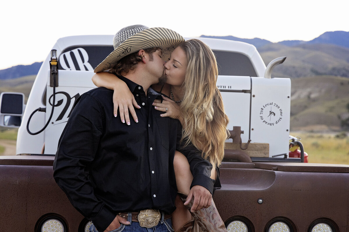 Shanna-Mae-Photography-Montana-Photographer-Engagement-Couples-Classy-Western-Mountains-Sunset-Ennis-Bozeman-017