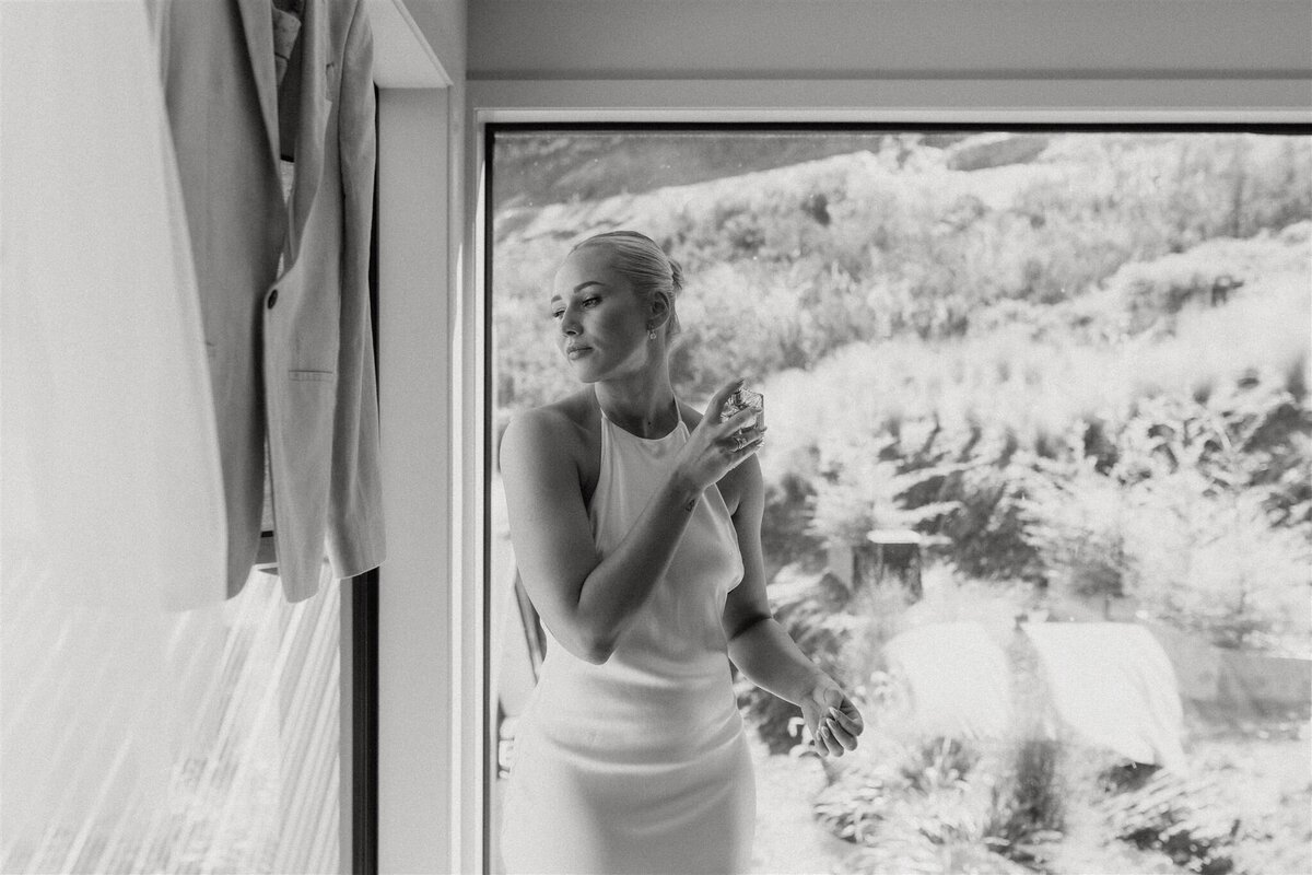blackandwhite-bride-weddingday-queenstown-hairandmakeupnatural