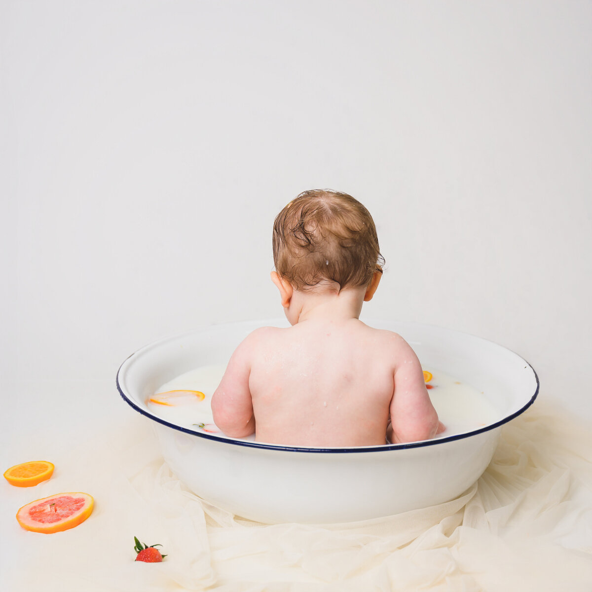 MiniAnna2023-MeganMullins-CharlieMilkBath_9381srgb-ev3000