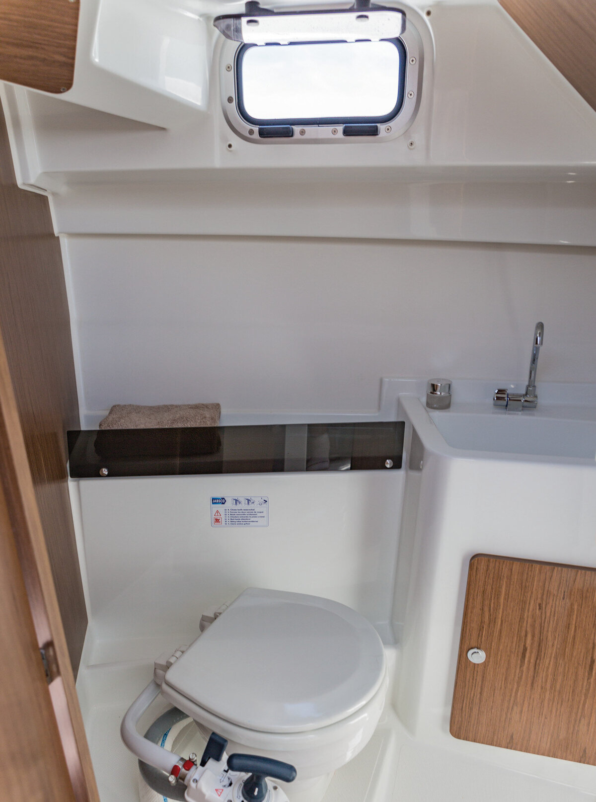 beneteau-antares-8-interior-6