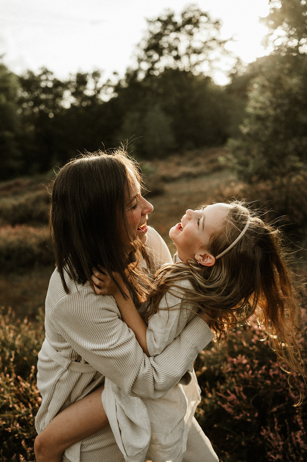 Gezinsfotografie in Nijlen tijdens golden hour – pure, spontane momenten vastgelegd in de heide.