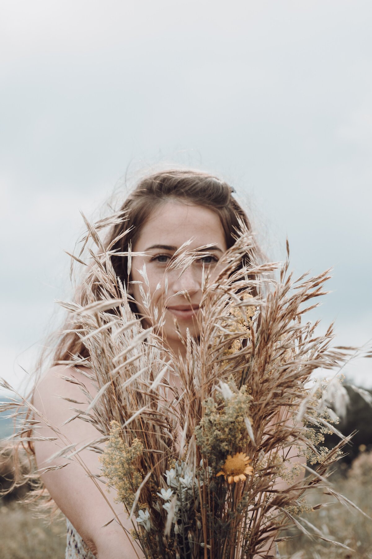 Femme de dos devant océan étirements séance bien-être à Saint-jean-de-monts