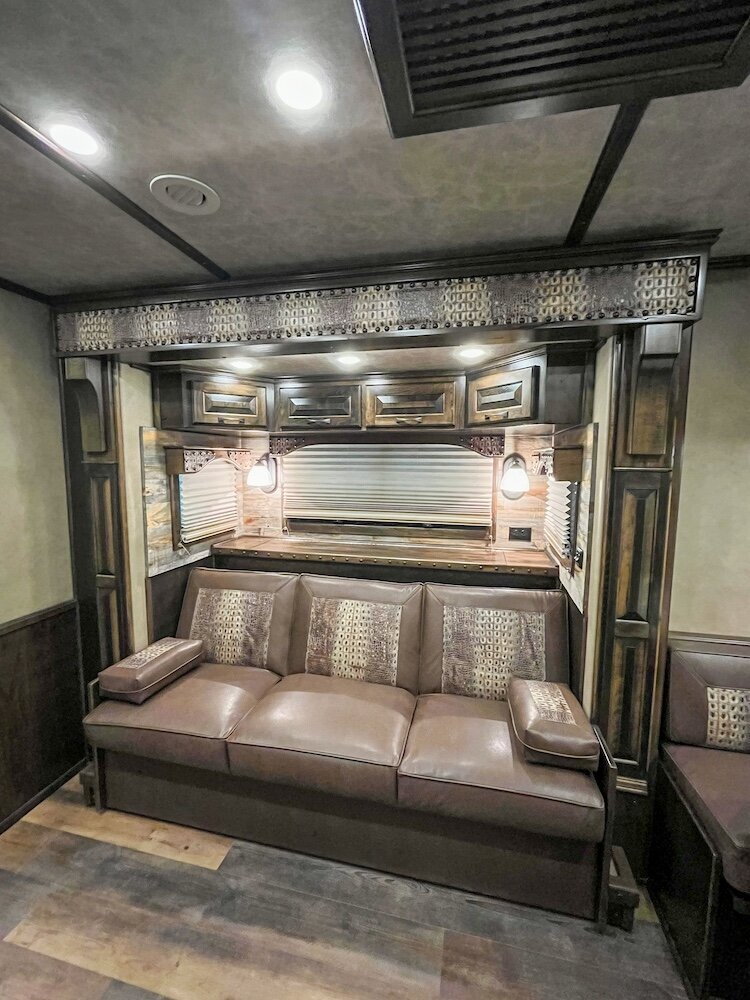 luxury-living-quarter-horse-trailers-trail-boss-conversions-living-areas-38