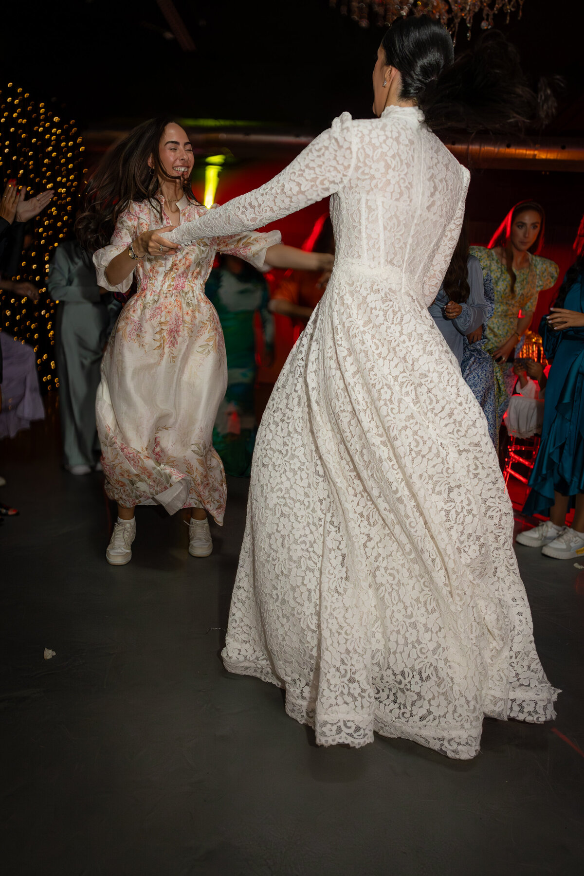 Photo en mouvement de danse des femmes lors d'un mariage juif Montréal