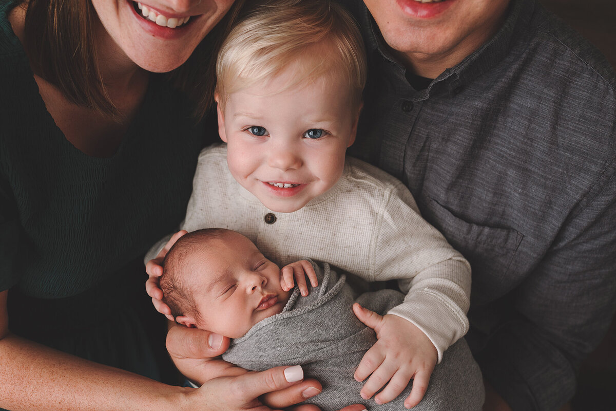 newborn-photographer-near-me-elkhorn-area-wisconsin-munchkin-moments-by-stephanie