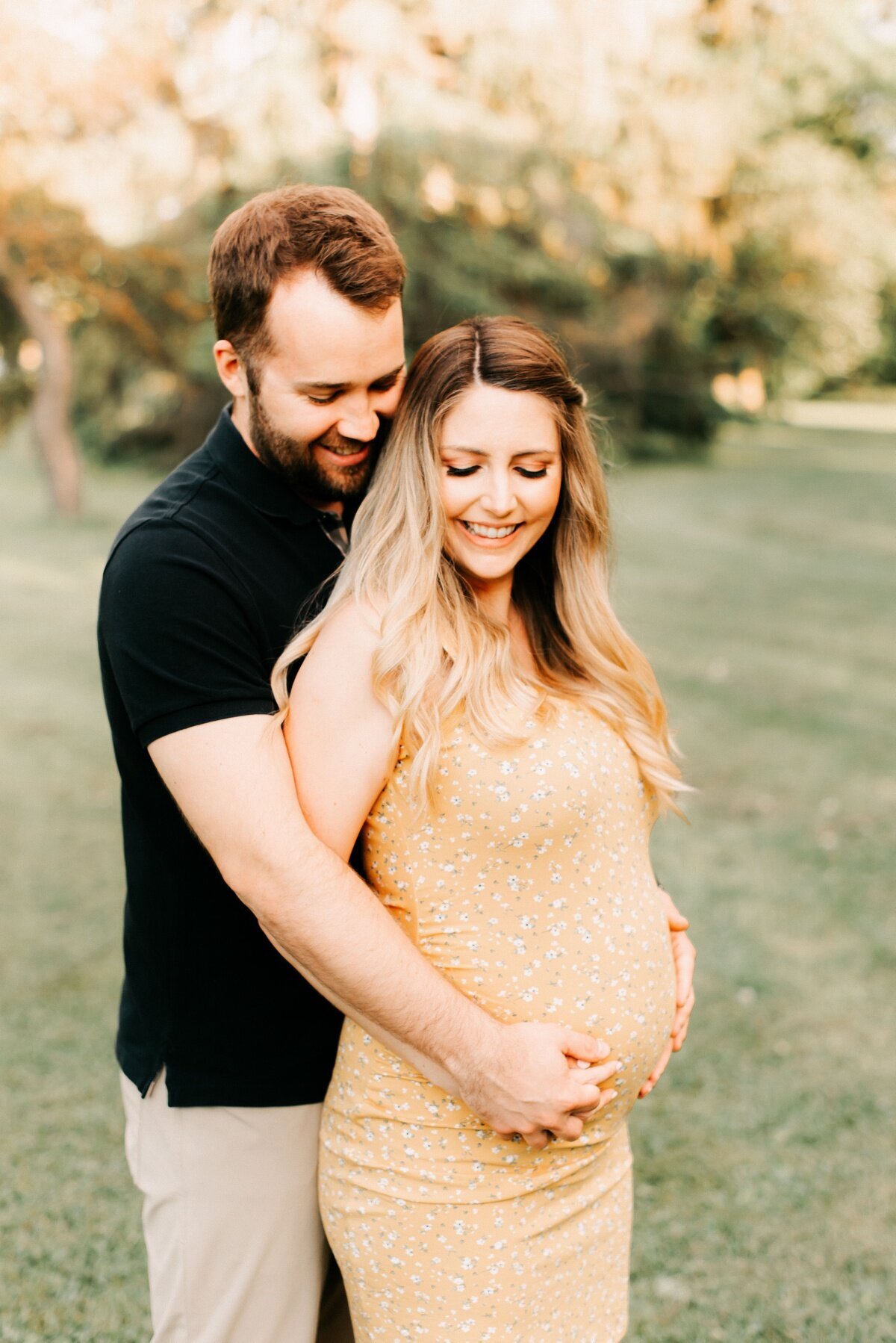 Maternity floral shoot : Laura Manuel  Studio maternity photos, Maternity  photography studio, Maternity photography poses outdoors