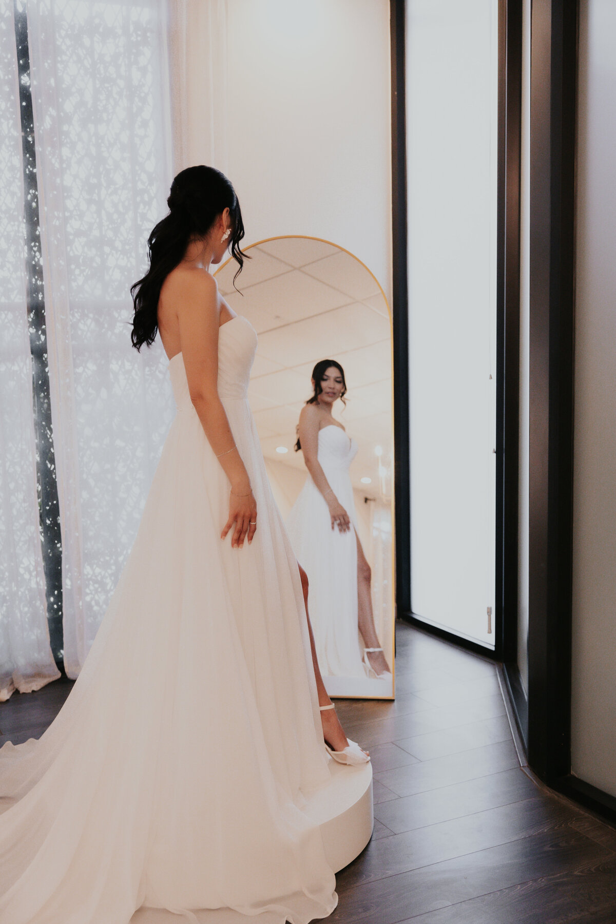Bride getting ready at the croft wedding venue in downtown phoenix