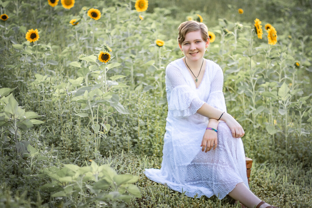 2022SinklandFarms-Sunfllower-Festival_senior-class-photos_social-media_website-3476