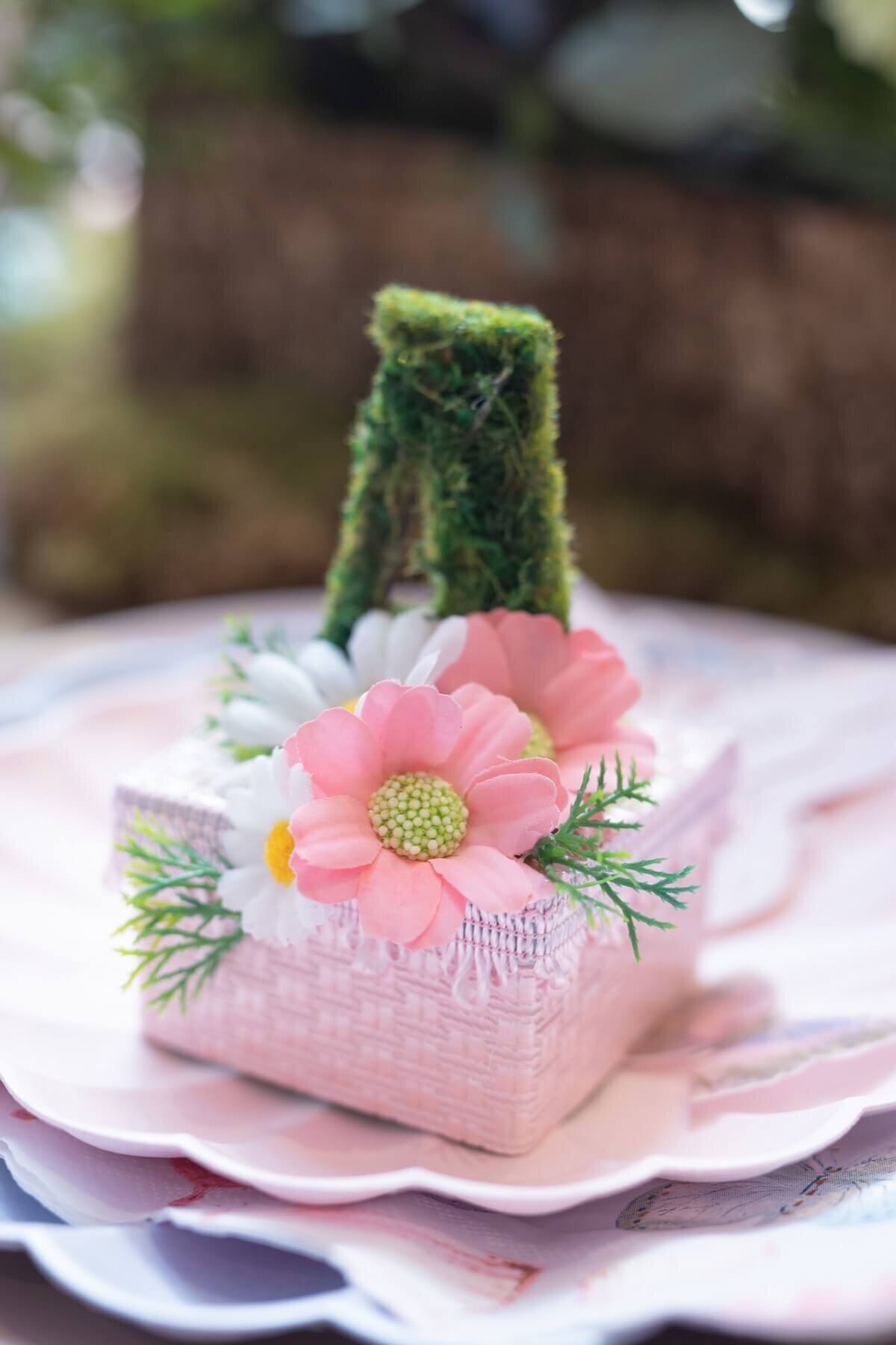 Small basket favour with flowers and letter