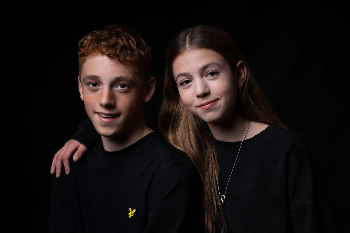 Broer en zus poseren samen tijdens een warme en spontane fotoshoot in de studio van Studio 2Shoot in Eijsden.