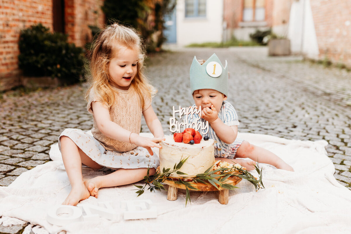 Een eerste verjaardag vieren met een cakesmash op een mooie buitenlocatie.