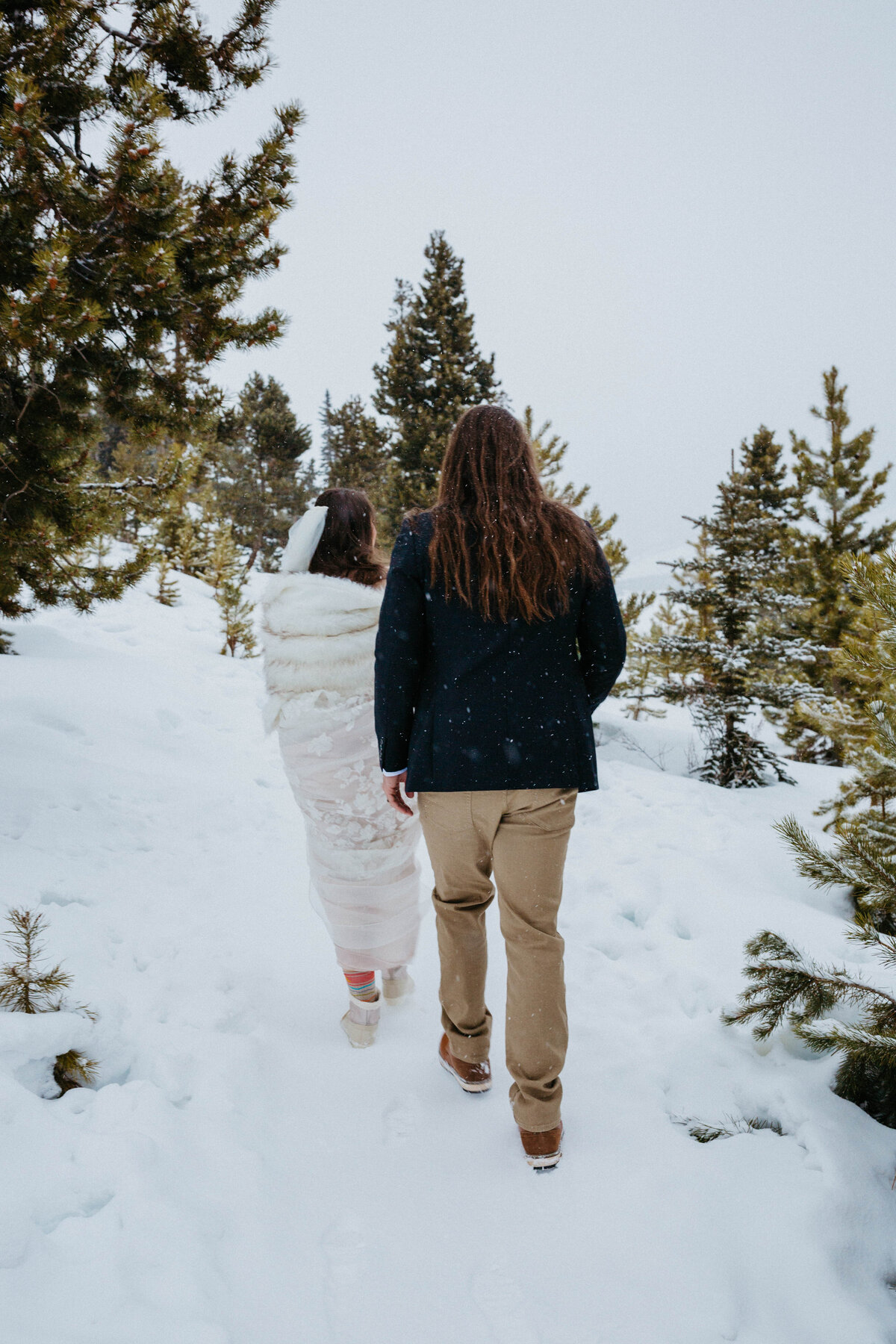 bride-and-groom-walking-in-the-snow
