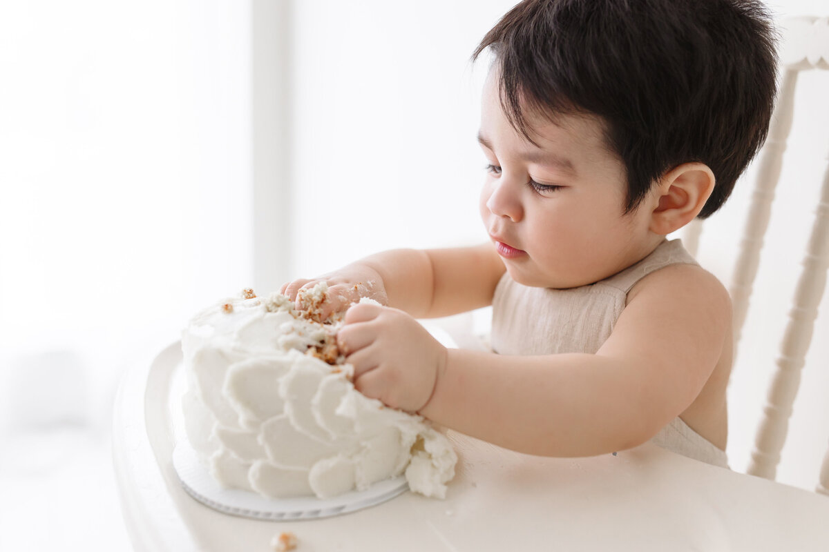 toddler boy smashing cake