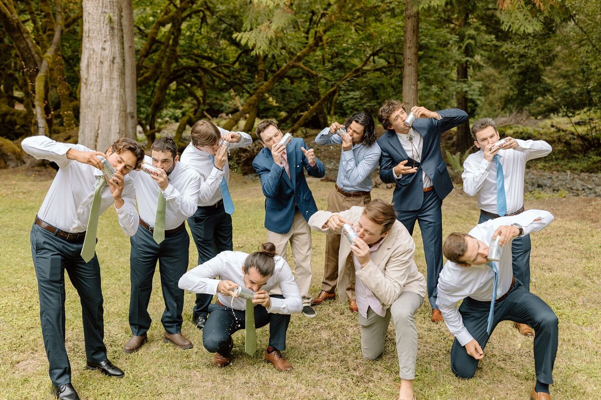 groomsmen-shotgunning-beer