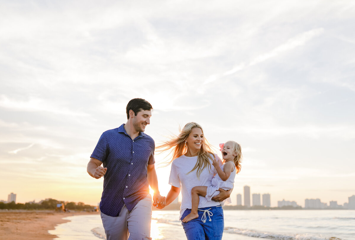 chicago-lifestyle-family-photographer-beach-skyline-waves-smiles-candid