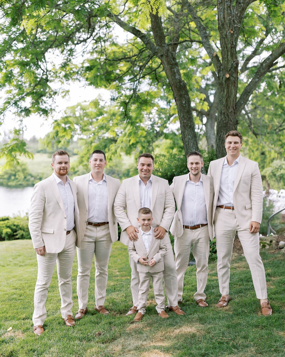 groomsmen-wedding-party-photo