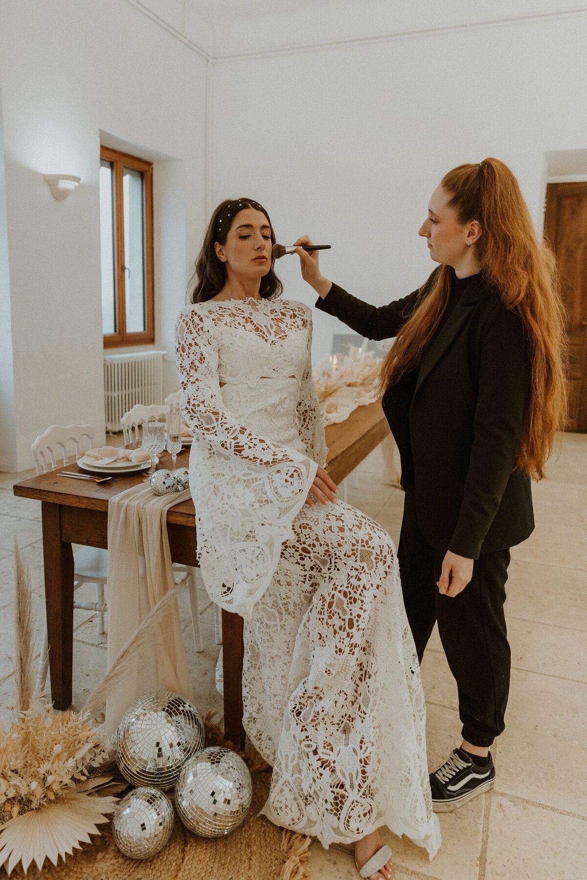 Backstage shooting disco chic : la make-up artist Clémence Bartolo à l'oeuvre sur notre mariée du jour Morgane Elisa