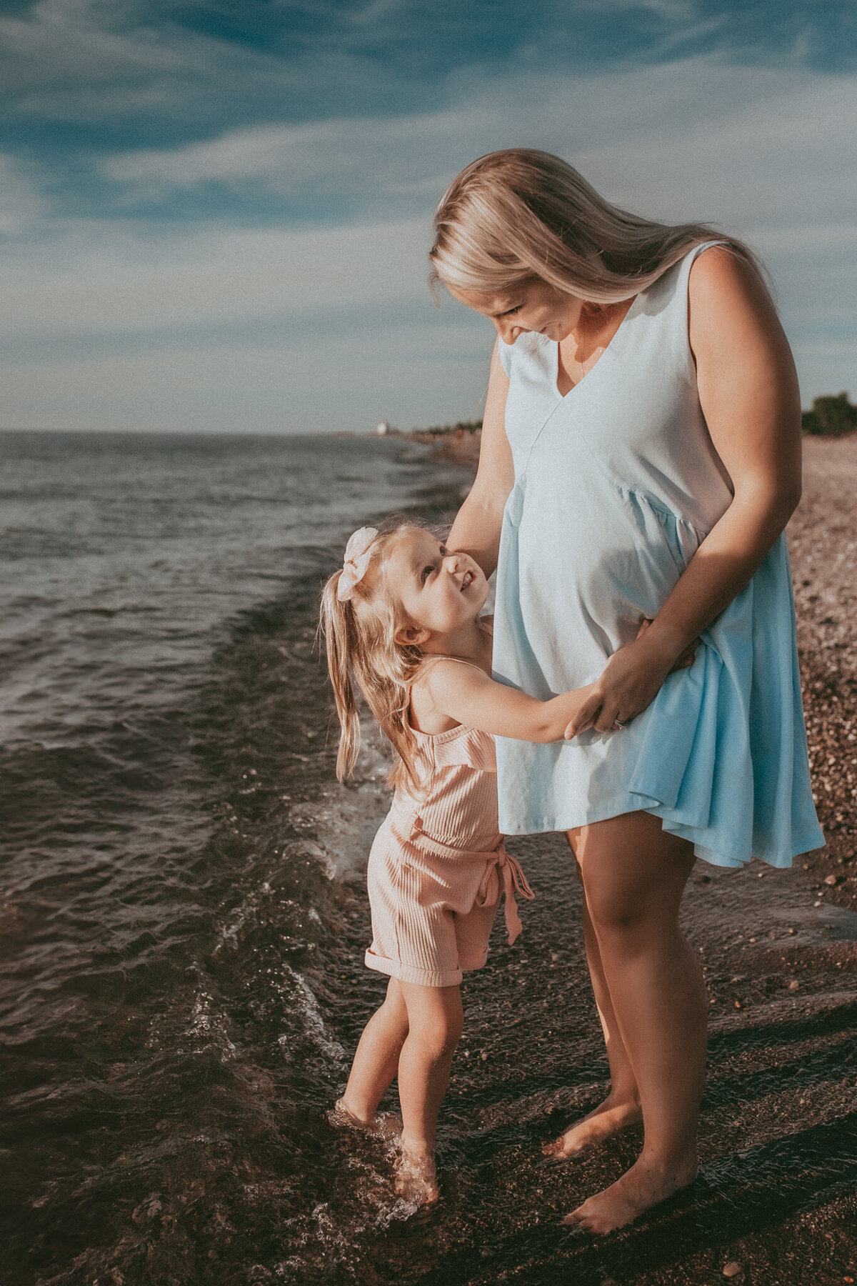 mom and daughter maternity photos