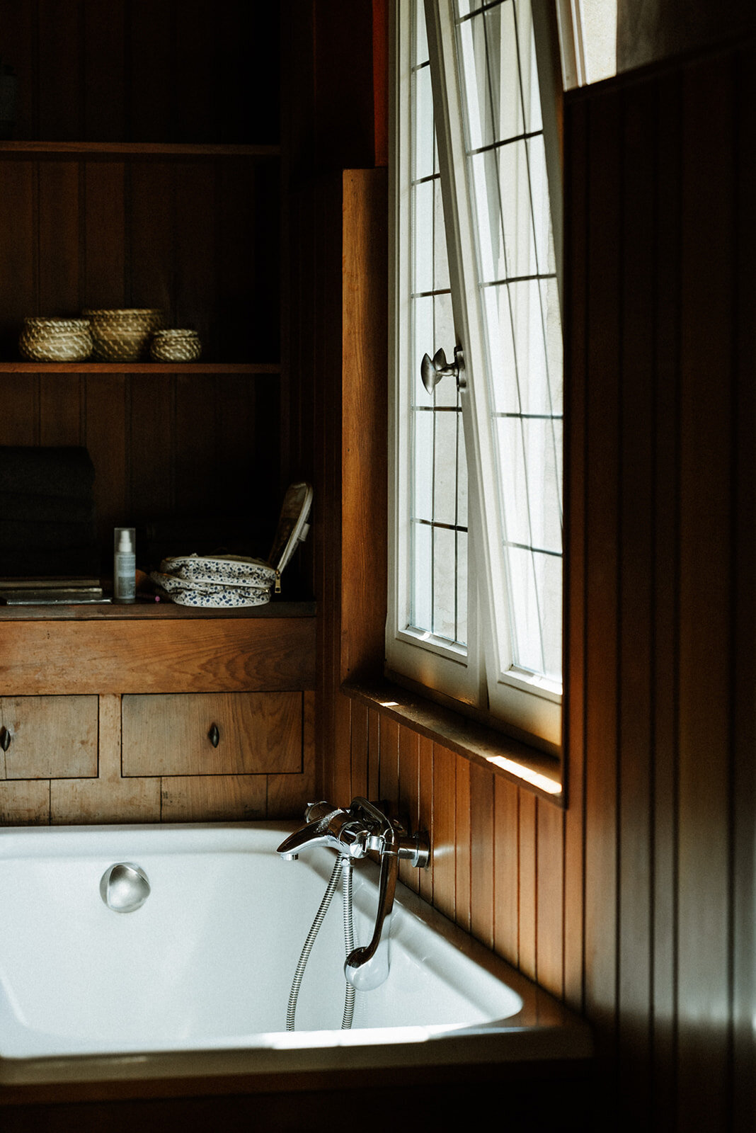 Herentals, salon weddings, moody, authentiek, alternatief trouwen,bruid, 2026, elopent, intiem, spontaan, tijdloos, trouwfotograaf, antwerpen - klaarmaken & first look-115
