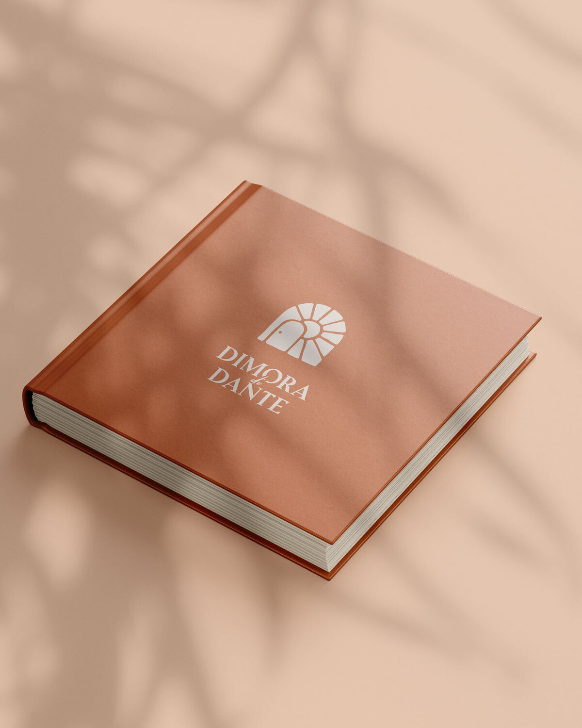 Elegant gastenboek ontwerp voor Dimora di Dante – Premium branding door Studio Vers