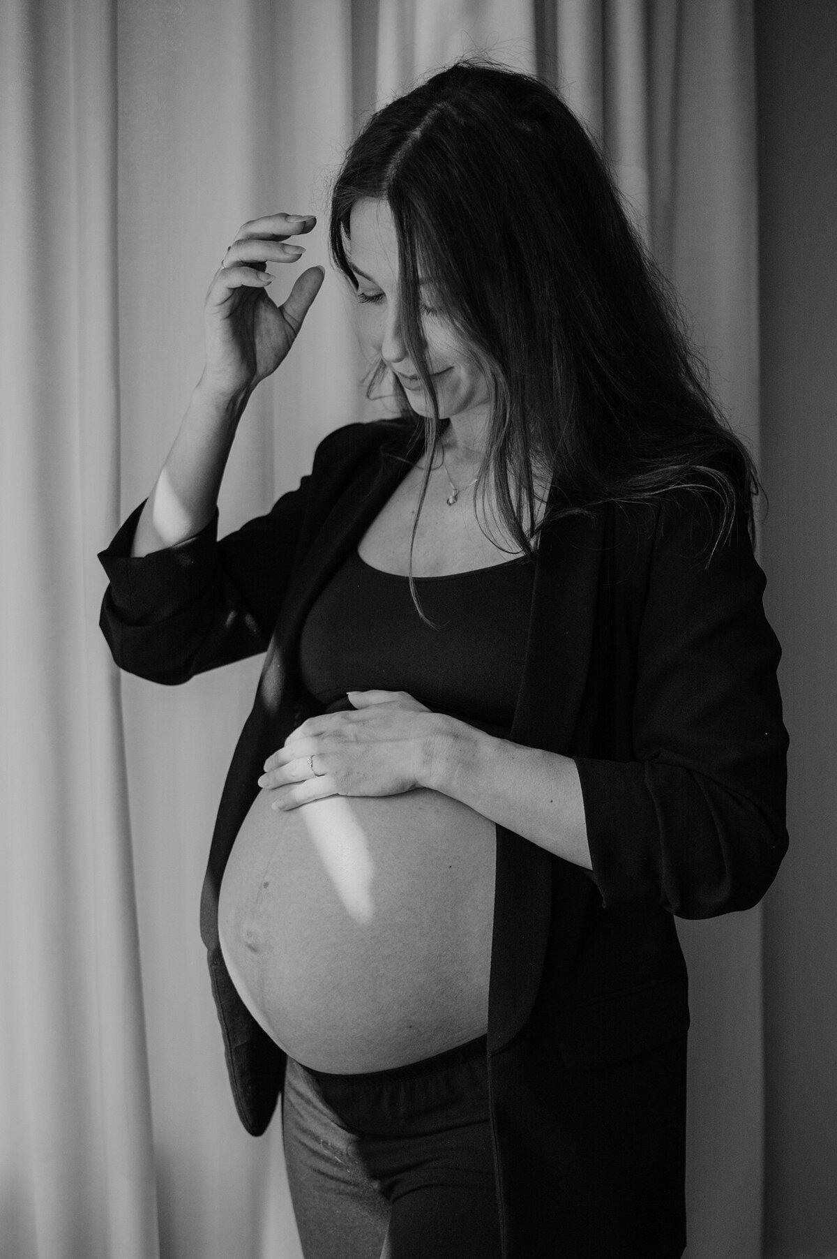 19-LouiseBoonstoppelFotografie_zwangerschapshoot_elegant_blote_buik